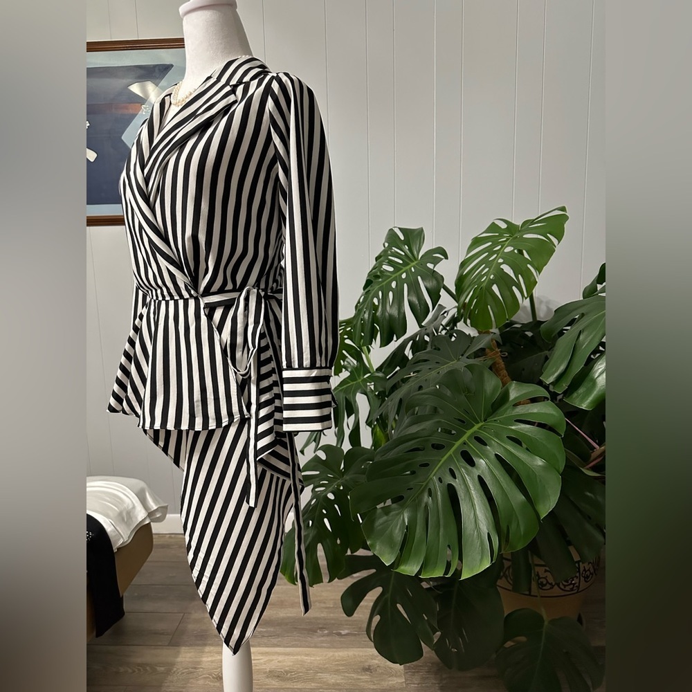 🛍️ Leo & Viola black and white striped unique wrap shirt excellent condition. - Picture 6 of 10